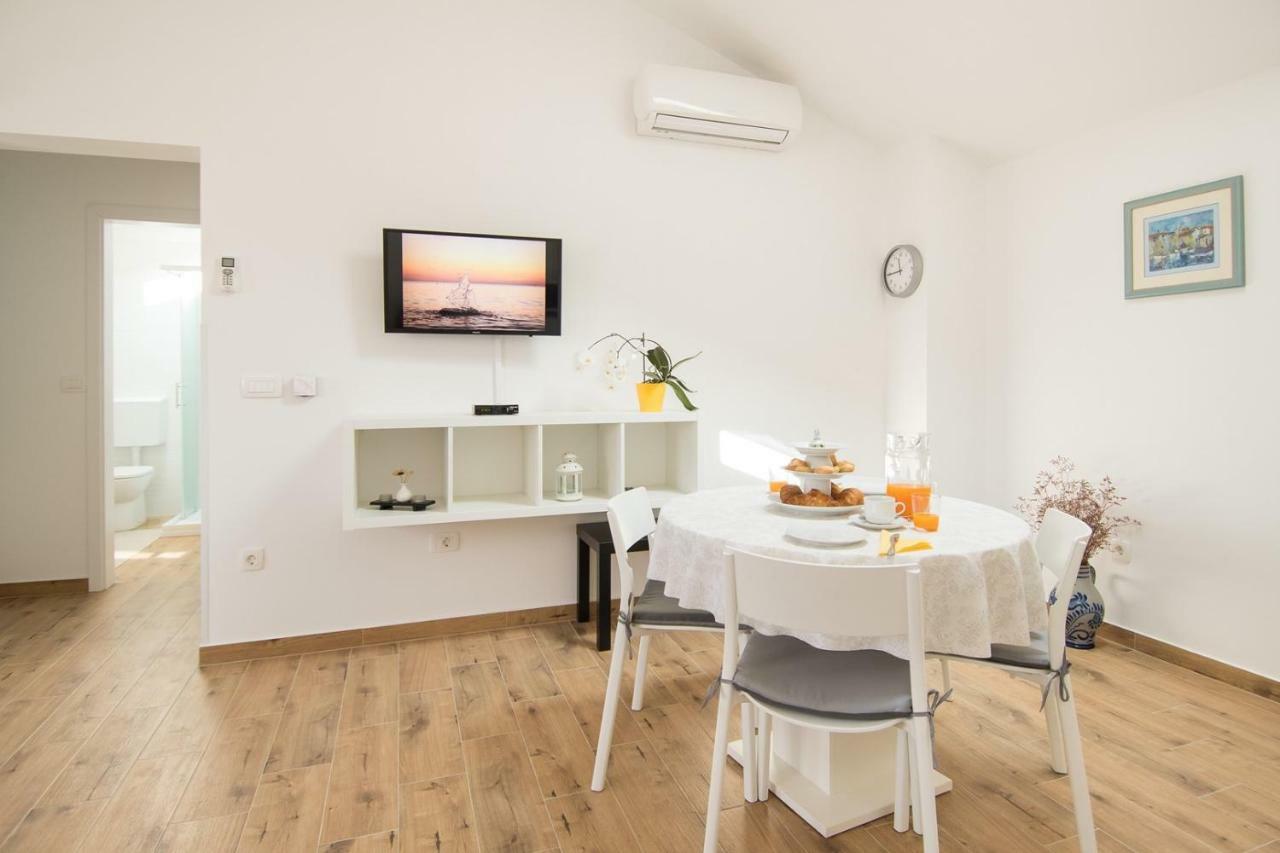 Apartment Bruneta 1 With Sea View Tar-Vabriga ภายนอก รูปภาพ