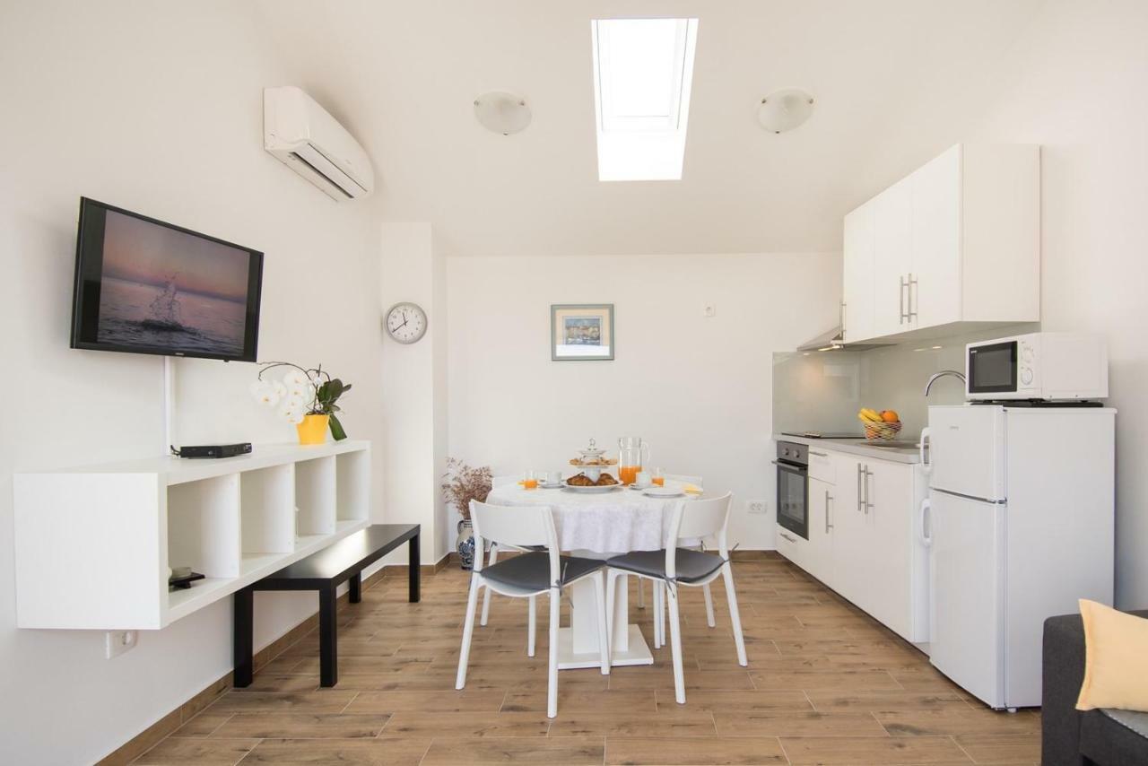 Apartment Bruneta 1 With Sea View Tar-Vabriga ภายนอก รูปภาพ